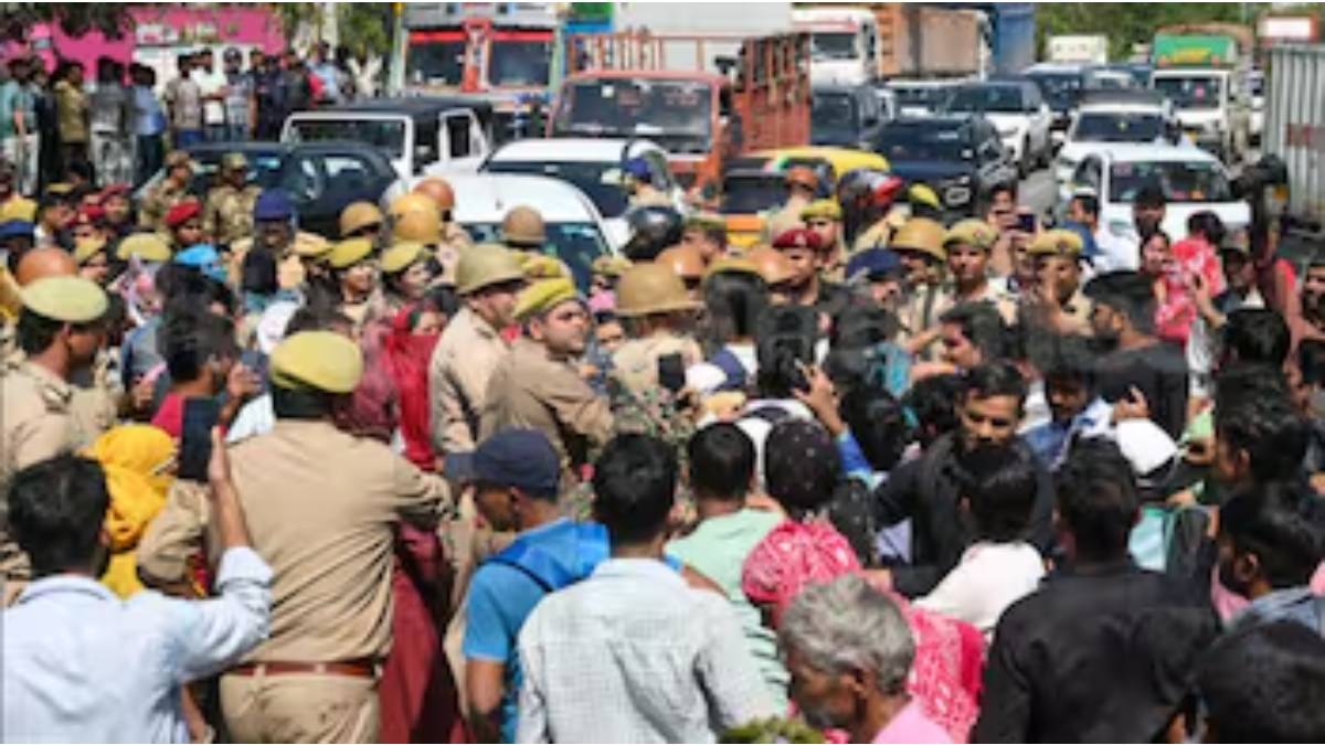 নয়ডায় শ্রমিক বিক্ষোভে ‘বহিরাগত’-র হাত, দাবি সরকারের