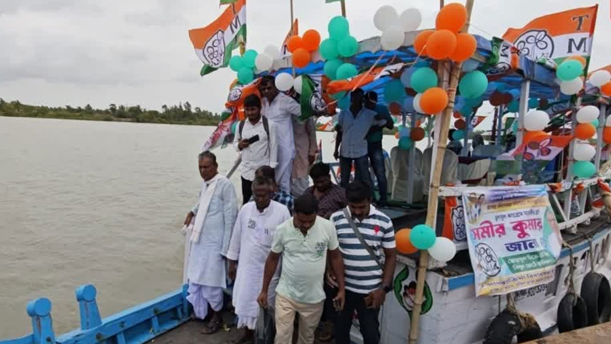 সুন্দরবনের জি প্লটে নৌকায় প্রচারে তৃণমূল প্রার্থী সমীর
