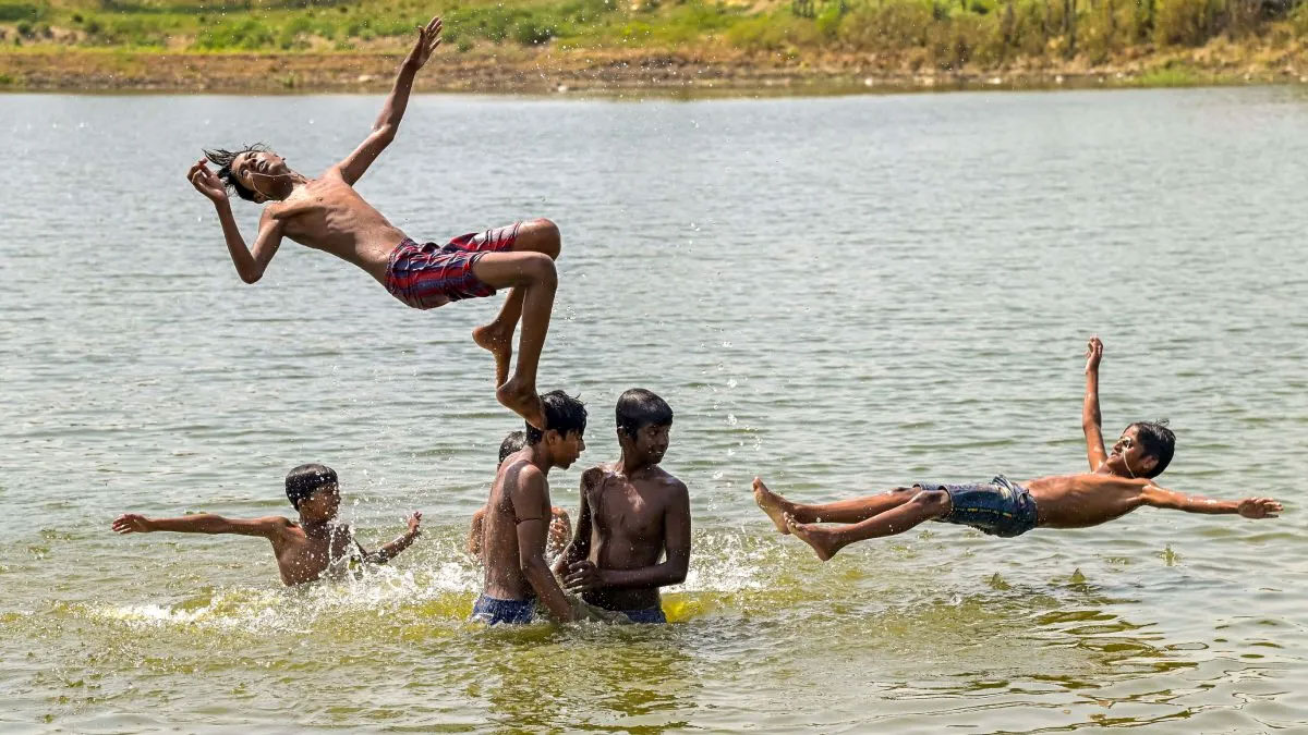 বৈশাখের শুরুতেই দহন, বাংলা-সহ ১০ রাজ্যে তাপপ্রবাহের সতর্কতা