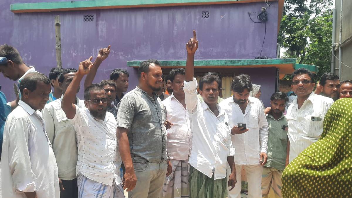 কাটমানি ফেরতের দাবিতে আমতায় তৃণমূল নেতার বাড়ি ঘেরাও করে বিক্ষোভ