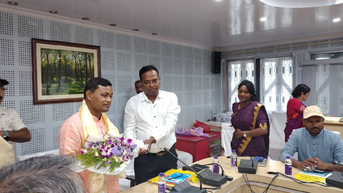 সভাধিপতির বিলাসবহুল অফিস দেখে ক্ষোভ প্রকাশ বিধায়কের