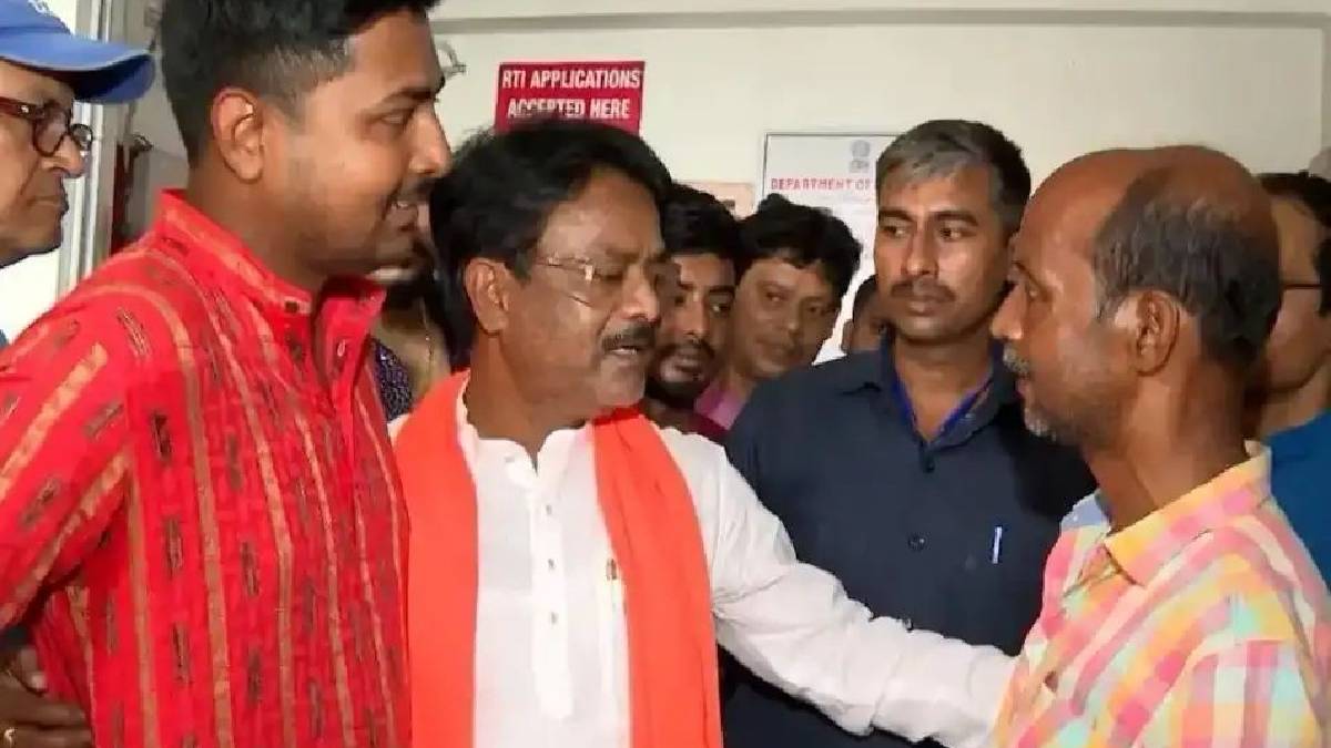 বারাসত পোস্ট অফিসে ভিড় ও দীর্ঘ অপেক্ষার অভিযোগ খতিয়ে দেখলেন খাদ্যমন্ত্রী অশোক কীর্তনিয়া