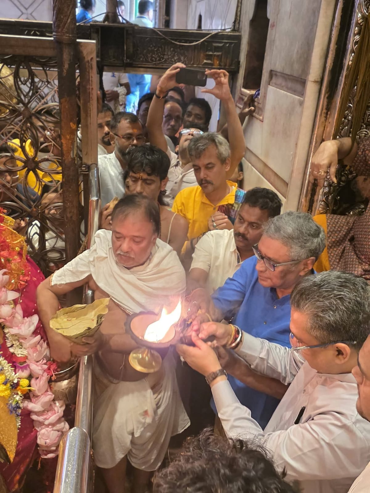 কালীঘাটে পুজো সুনীল বনসল ও স্বপন দাশগুপ্তর