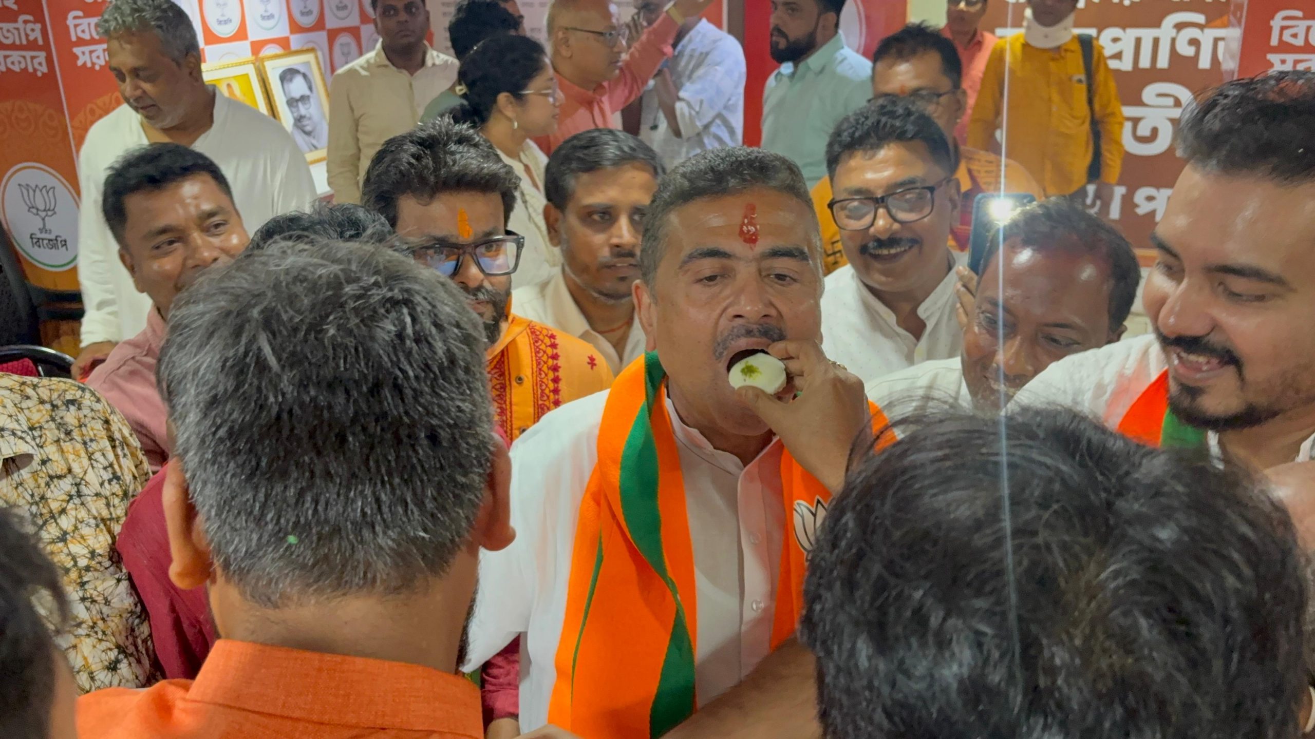 সল্টলেকে বিজেপির দপ্তরে কর্মীদের সঙ্গে শুভেন্দু