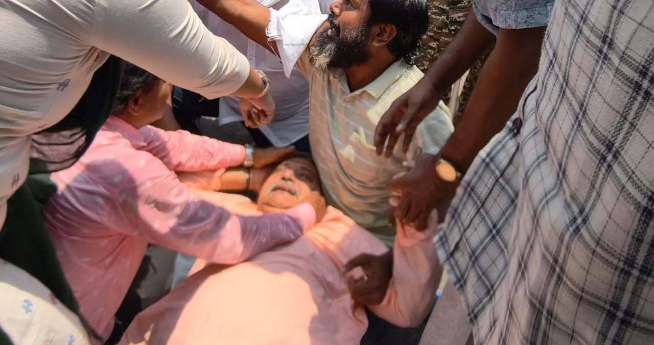 বিক্ষোভের মুখে কল্যাণ বন্দ্যোপাধ্যায়, ঢিলের আঘাতে আহত তৃণমূল সাংসদ