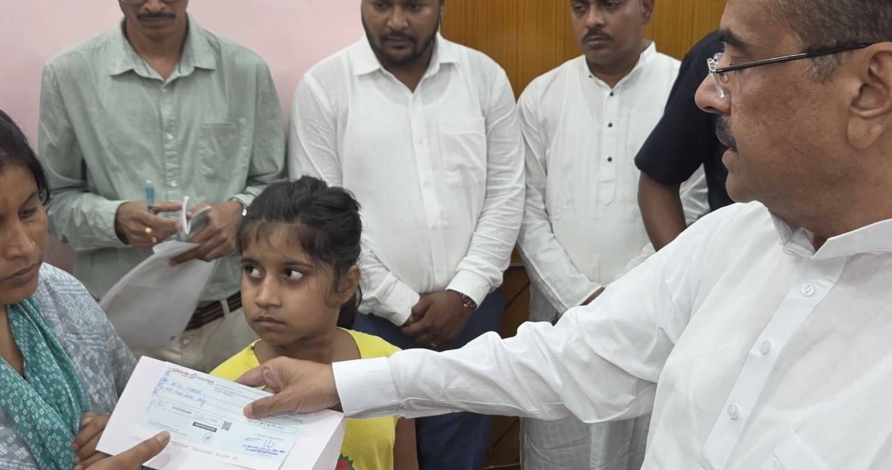 প্রাকৃতিক দুর্যোগে মৃত ভবানীপুরের বাসিন্দার পরিবারকে ক্ষতিপূরণের চেক প্রদান