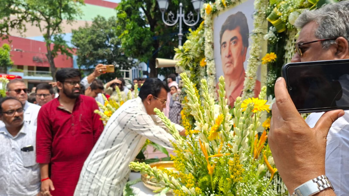 নন্দন চত্বরে অনীক দত্তকে শেষশ্রদ্ধা সিনে জগতের