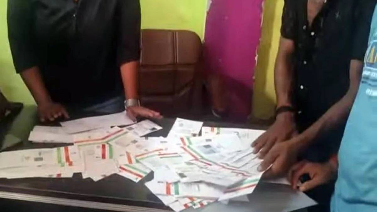 বিধাননগরে তৃণমূল পার্টি অফিসে উদ্ধার রাশি রাশি আধার কার্ড