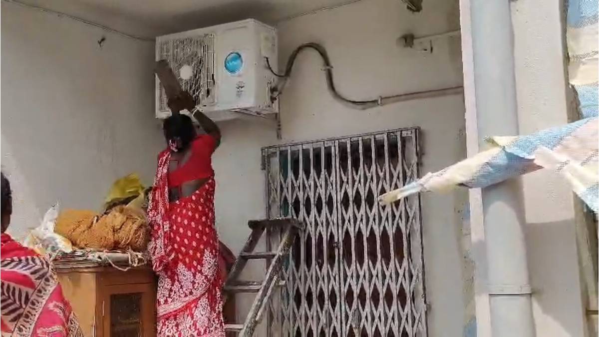 আমতার তৃণমূলের পঞ্চায়েত প্রধানের বিরুদ্ধে কাটমানির অভিযোগ, ঘরের এসি ভাঙার চেষ্টা, ইটবৃষ্টি
