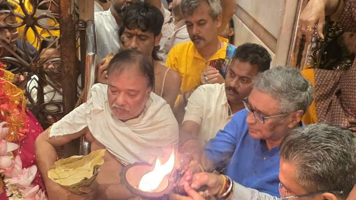 কালীঘাটে পুজো সুনীল বনসল ও স্বপন দাশগুপ্তর