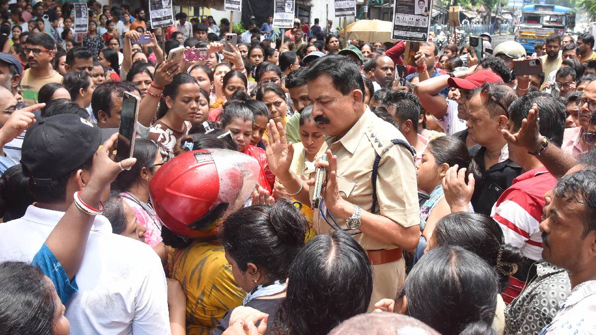 বাঁশদ্রোণীর স্কুলে তৃতীয় শ্রেণির ছাত্রের রহস্যমৃত্যু, বিক্ষোভ অভিভাবকদের