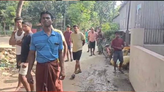 বিজেপি কর্মীর বাড়িতে বোমা মারার অভিযোগ