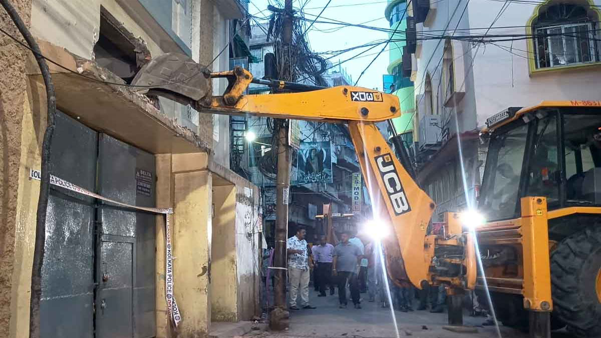 তিলজলায় বুলডোজার অভিযান, অগ্নিকাণ্ডের পর কড়া পদক্ষেপ