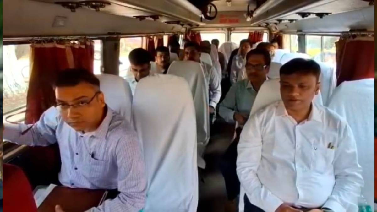 জ্বালানি তেলের ব্যবহার কমাতে এবার বাসে যাত্রা জেলা প্রশাসনের