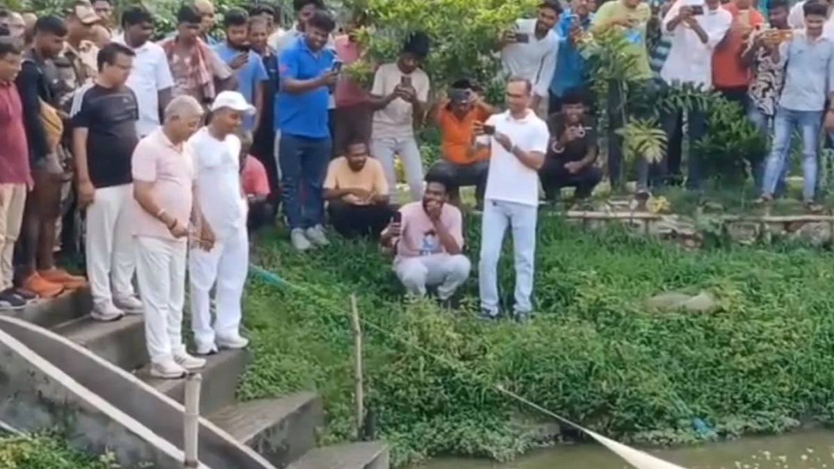 নৌকা বাইলেন এবং মাছ ধরলেন দিলীপ ঘোষ