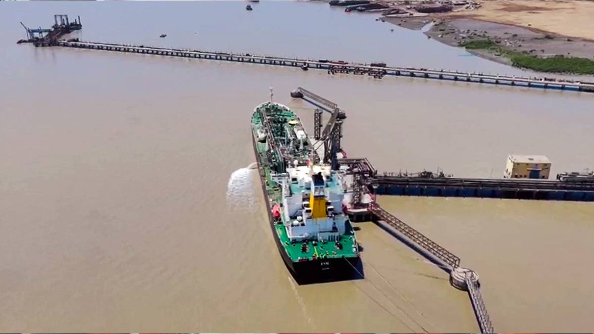 ইরানে যাওয়া জাহাজে আমেরিকার ক্ষেপণাস্ত্র হামলা, ফের উত্তেজনা হরমুজে