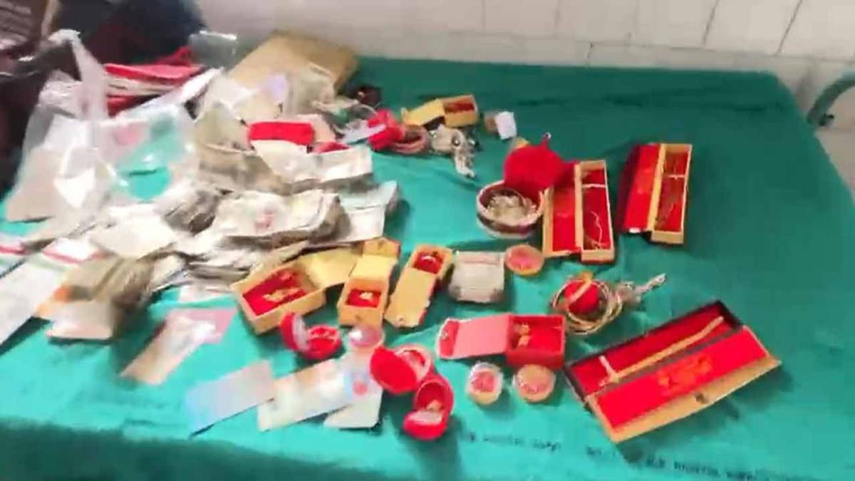 সরকারি হাসপাতাল থেকে সোনা-নগদ উদ্ধার, প্রশ্নের মুখে চিকিৎসক