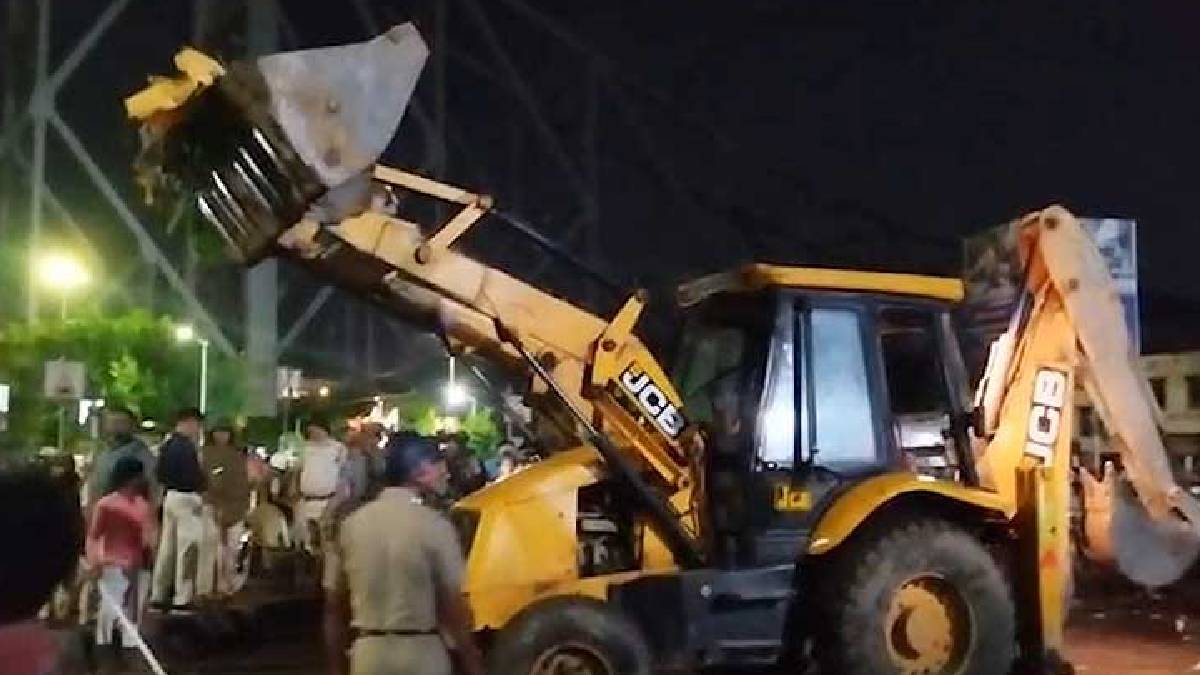 হাওড়া স্টেশনের বাইরে গুঁড়িয়ে দেওয়া হল ফুটপাথের ১৫০-র বেশি ‘অবৈধ’ দোকান