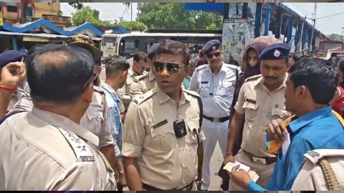 আসানসোলে অবৈধ পার্কিংয়ের বিরুদ্ধে পুলিশের কড়া অভিযান