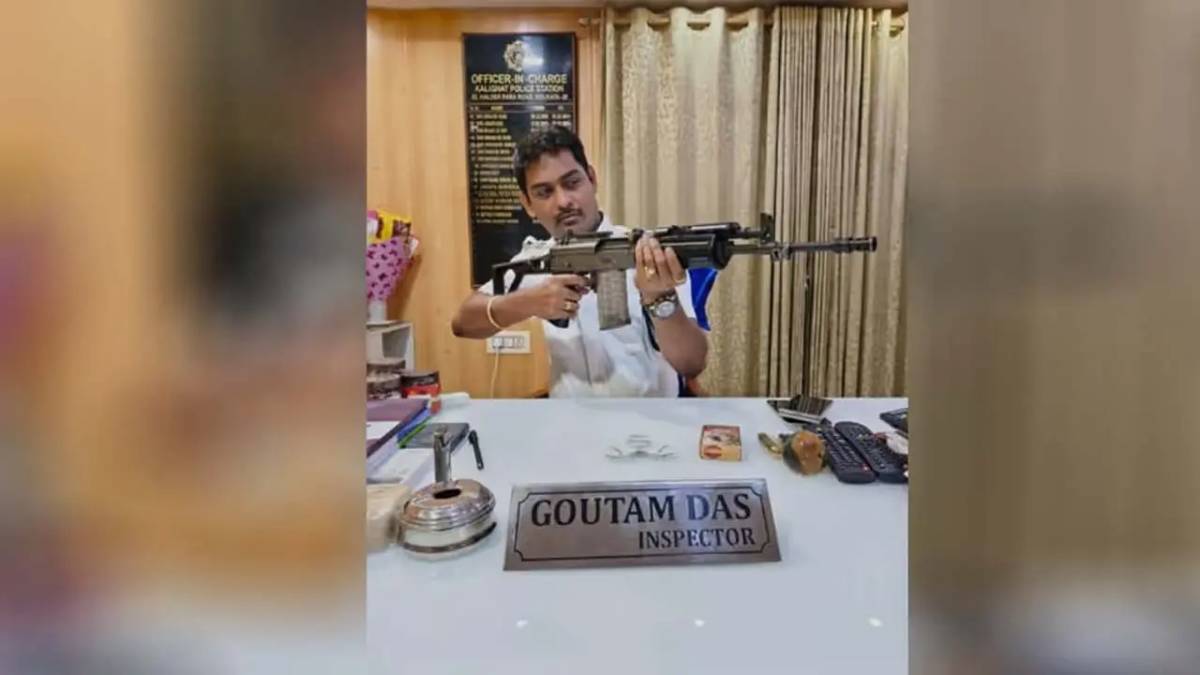 উর্দি পরে আগ্নেয়াস্ত্র হাতে ছবিতে বিতর্ক, কালীঘাট থানার ওসিকে সাসপেন্ড কমিশনের