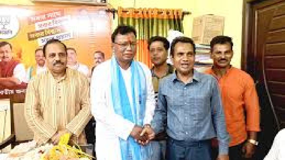 আদিবাসীদের আন্দোলনের সমাধানের আশ্বাস মন্ত্রী টুডুর