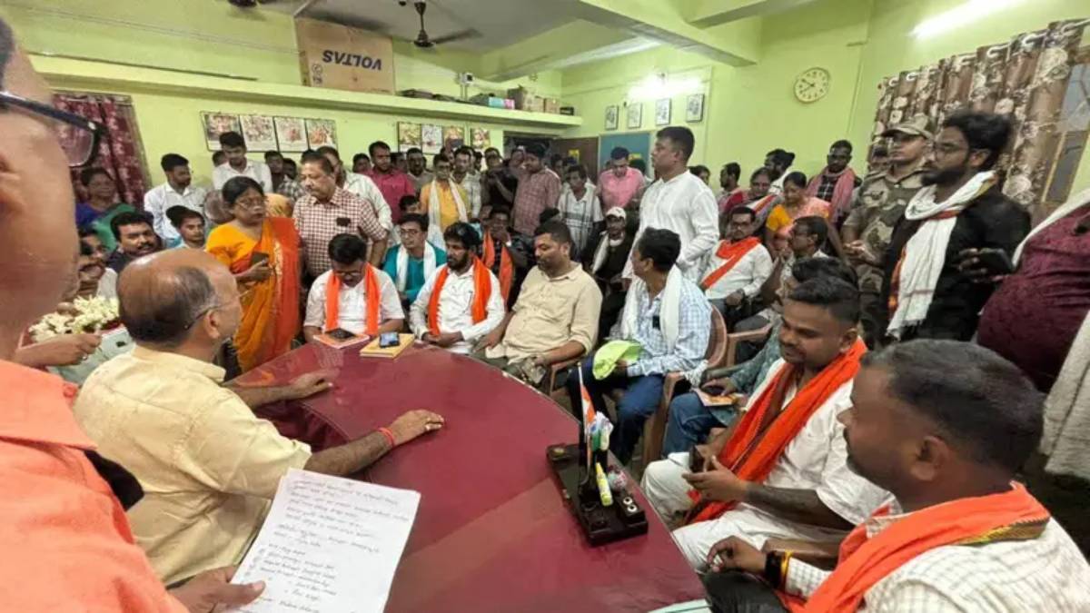উন্নয়নমূলক কাজের আশ্বাসে কুলটি বোরো কার্যালয়ে বিজেপি বিধায়ককে সংবর্ধনা