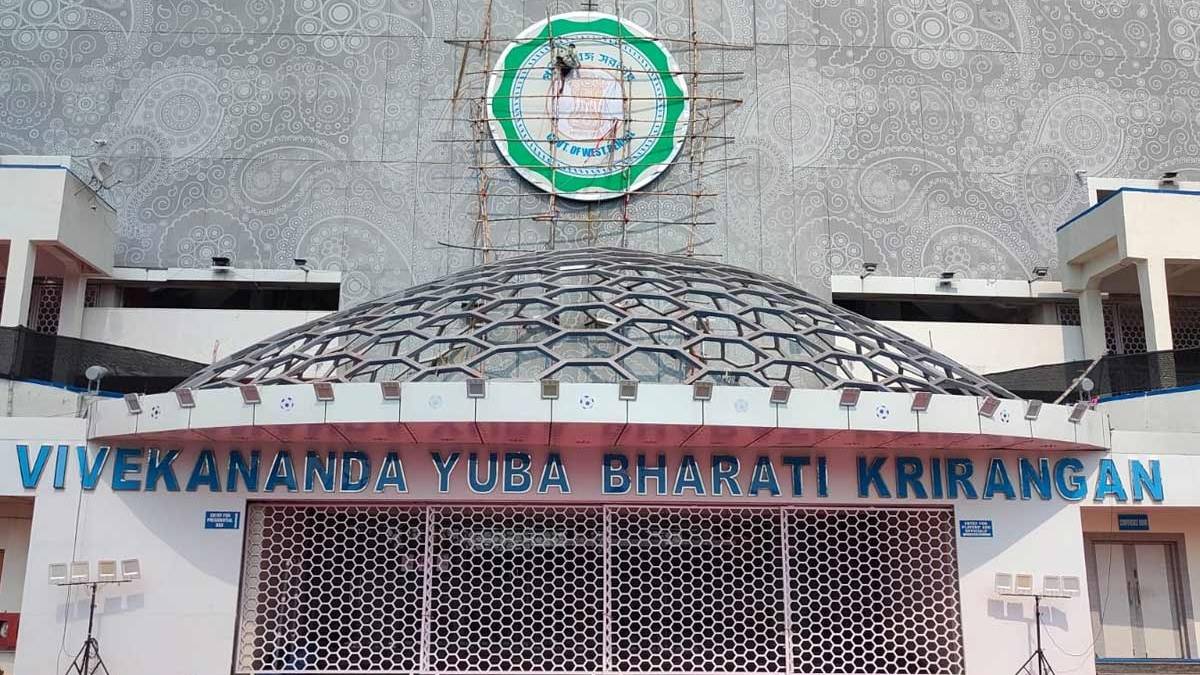 ডার্বির আগে যুবভারতীতে বদলের হাওয়া, সরলো ‘বিশ্ববাংলা’ লোগো