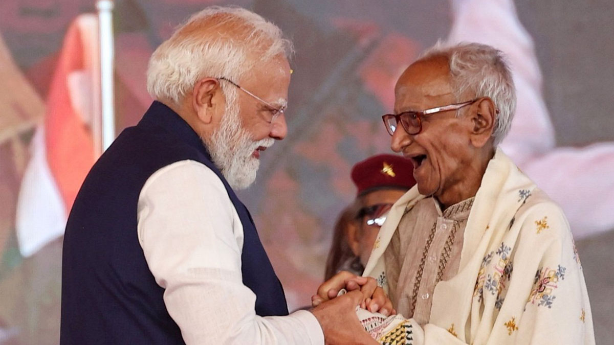 বাংলার প্রবীণতম বিজেপি কর্মী মাখনলালের আশীর্বাদ নিলেন মোদী