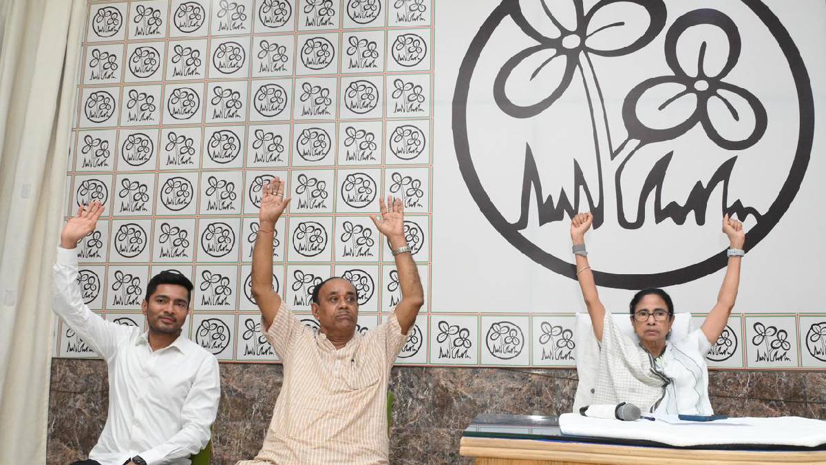 পদত্যাগ না করায় সিদ্ধান্তে অনড় মমতা, সুপ্রিম কোর্টে লড়াইয়ের ইঙ্গিত