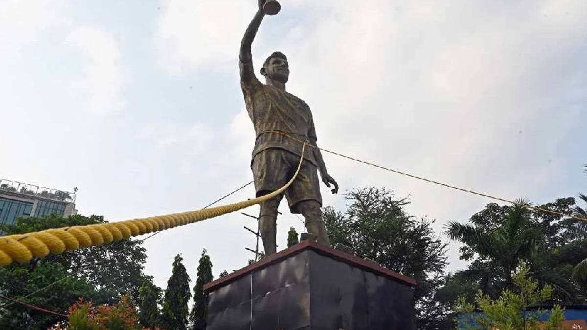 লেকটাউনের মেসির মূর্তি মেরামত শুরু পূর্ত দপ্তরের