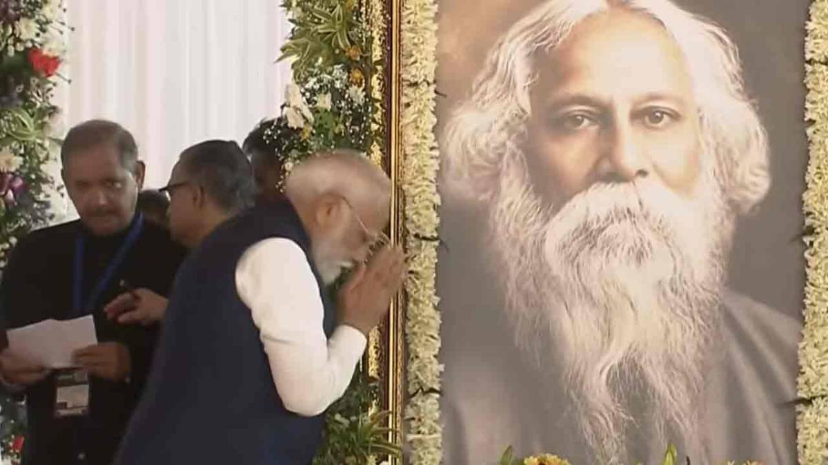 রবীন্দ্রনাথকে ফুল দিয়ে শ্রদ্ধা মোদীর