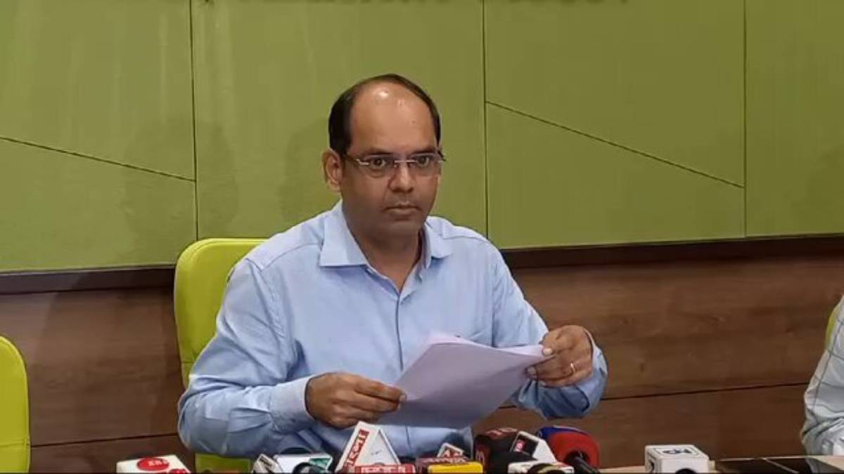 পরিষেবা খতিয়ে দেখতে মাঝরাতে সরকারি হাসপাতালে স্বাস্থ্যসচিব