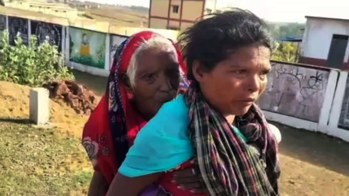 পিঠে শাশুড়ি, হাতে পেনশনের লড়াই! ছত্তিশগড়ের জঙ্গলপথে বউমার ৯ কিলোমিটারের মানবিক সংগ্রাম