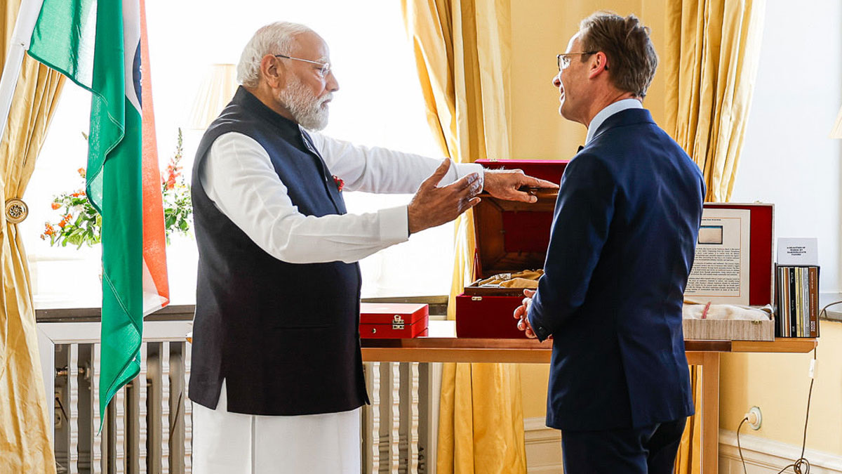 রবীন্দ্রনাথের হাতে লেখা পঙক্তির প্রতিলিপি মোদীর হাতে তুলে দিল সুইডেন