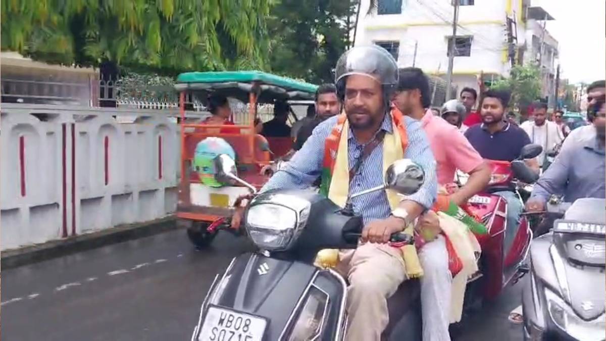 স্কুটিতে চেপে বাড়ি ফিরলেন  পদ্ম বিধায়ক শঙ্কর, উত্তরবঙ্গের বঞ্চনা নিয়ে বিধানসভায় সুর চড়ানোর বার্তা