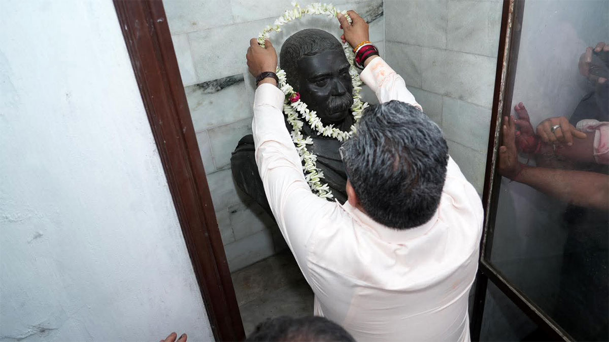 ঐতিহাসিক জয়ের পর শ্যামাপ্রসাদ মুখোপাধ্যায়ের বাড়িতে শ্রদ্ধার্ঘ্য