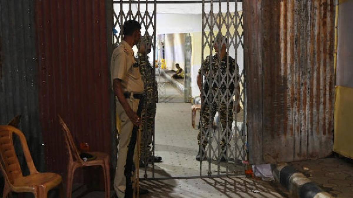 বারাসতে স্ট্রংরুমে বন্ধ সিসিটিভি, ঘটনাস্থলে পৌঁছলেন তৃণমূল প্রার্থী