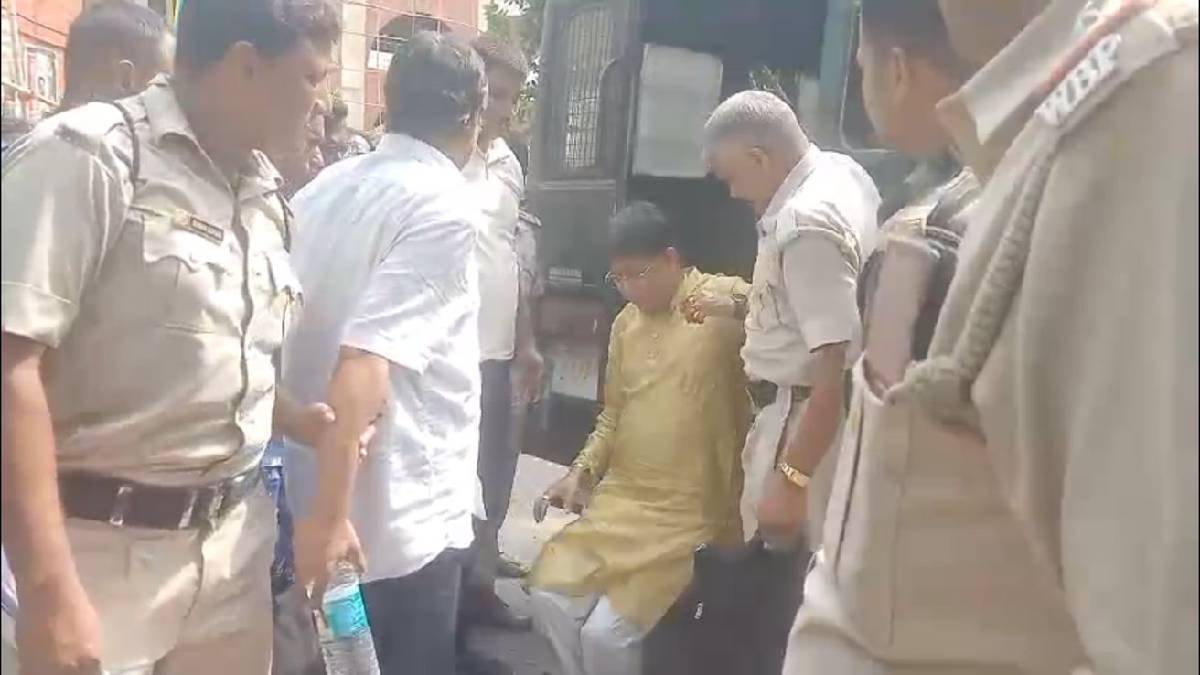 জ্যোতিপ্রিয় ঘনিষ্ঠ হাবরায় দুই তৃণমূল নেতাকে আদালতে পেশ