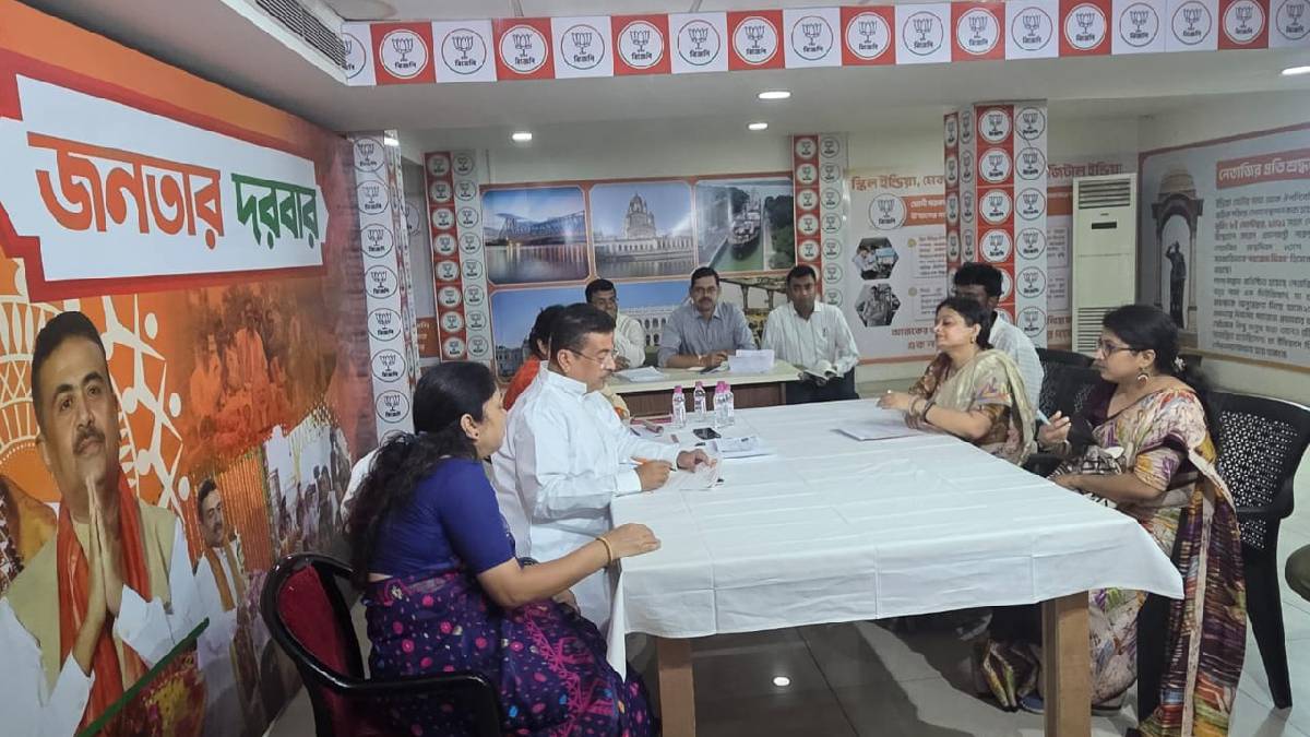 ‘জনতার দরবারে’ মুখ্যমন্ত্রী, শুনলেন চাকরিহারাদের কথা
