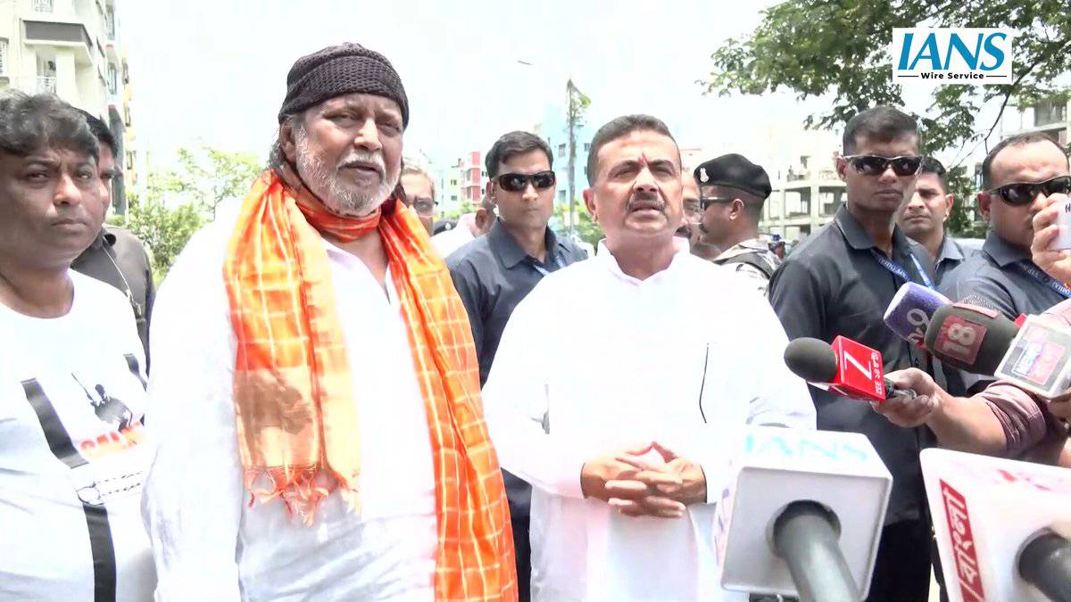 মিঠুনের বাড়িতে শুভেন্দু, ‘পরিবর্তনের কারিগর’ বললেন মুখ্যমন্ত্রী