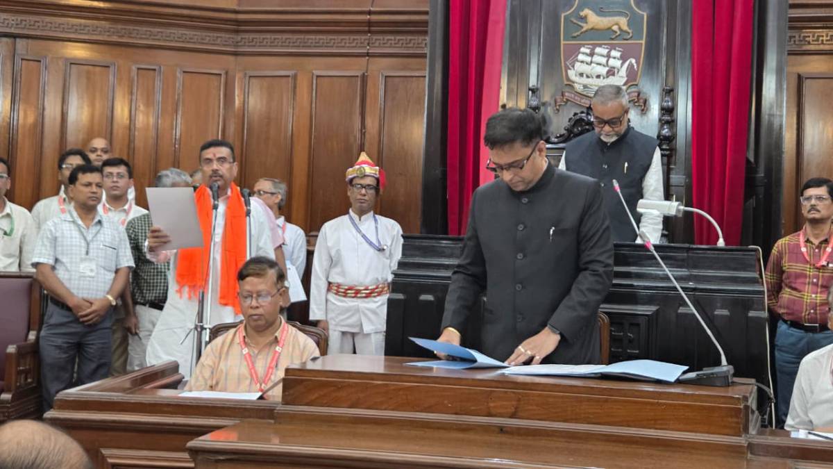 সিঁড়িতে মাথা ছুঁইয়ে বিধানসভায় মুখ্যমন্ত্রী শুভেন্দু অধিকারী