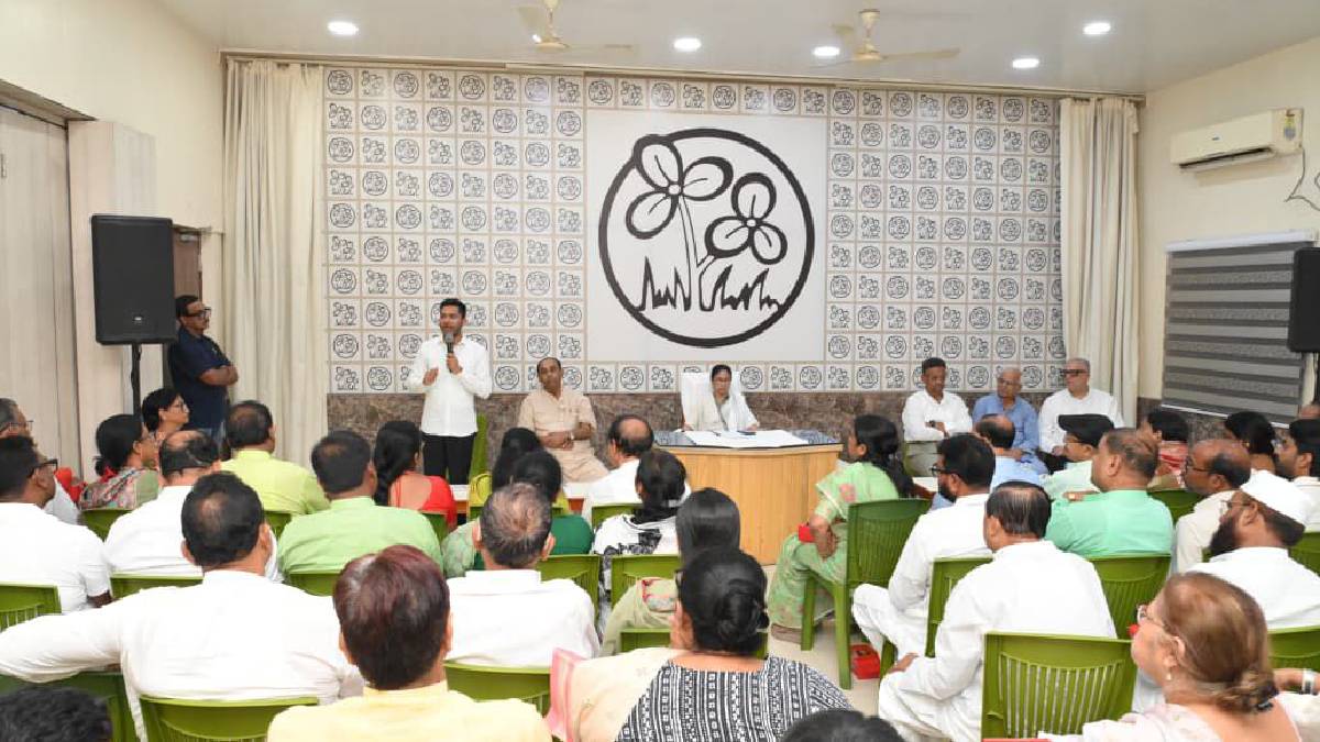 অভিষেককে সম্মান জানাতে উঠে দাঁড়ানোর নির্দেশ মমতার
