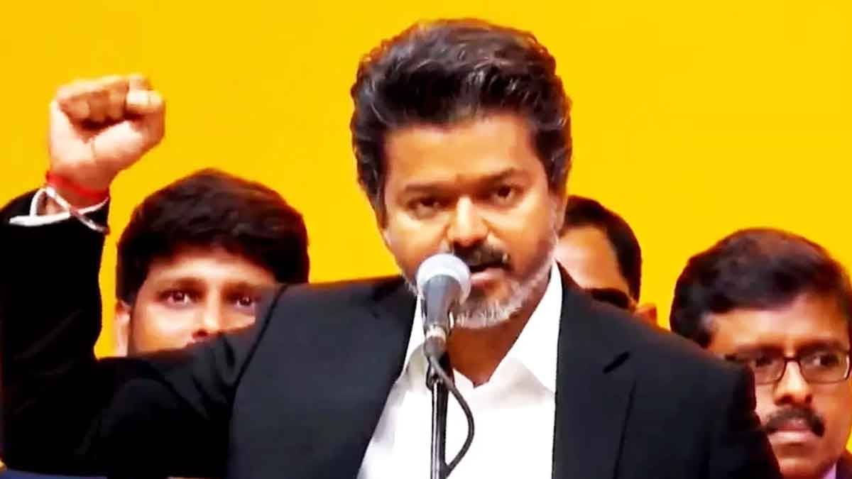 ‘আমি সাধারণ মানুষ’ শপথে বার্তা দিলেন বিজয়