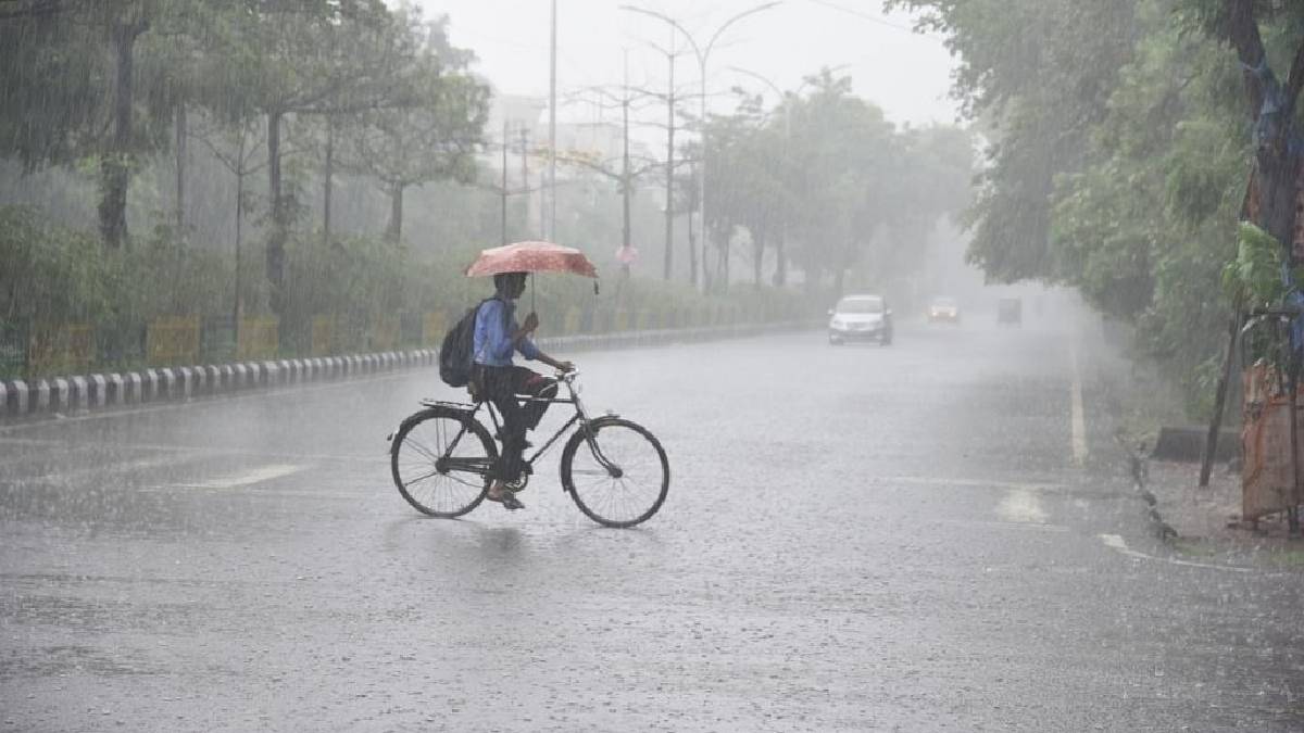 দক্ষিণবঙ্গে ভ্যাপসা গরম অব্যাহত, উত্তরে ভারী বৃষ্টির পূর্বাভাস