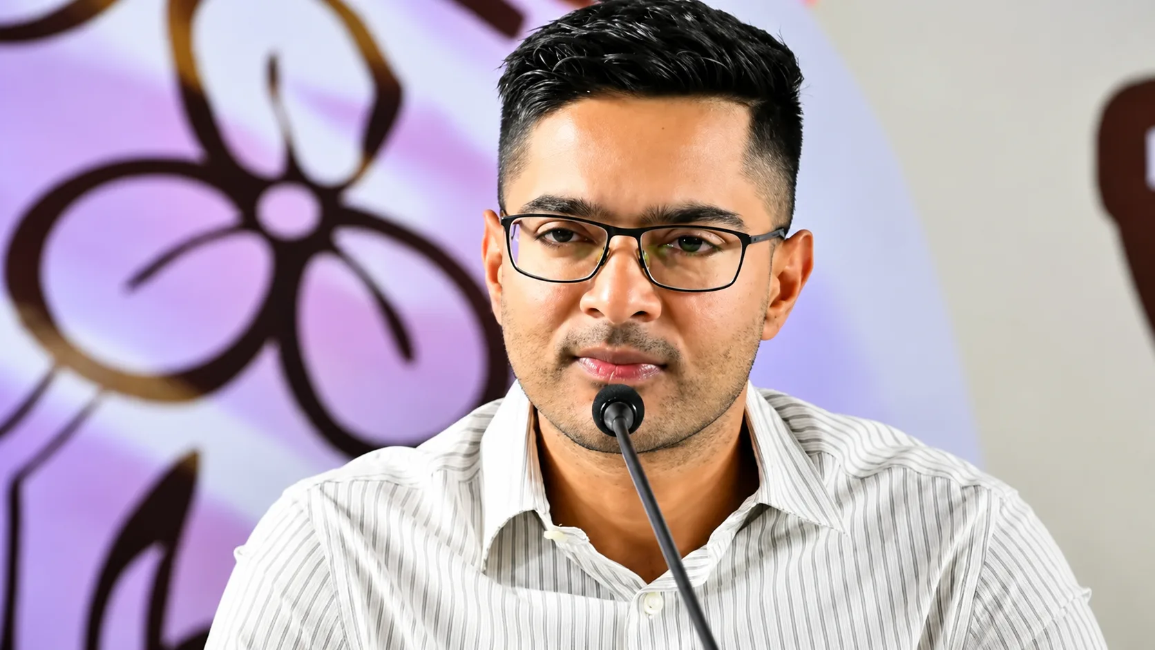 হেল্পলাইন নম্বরে কি ভাঙন ঠেকানো যাবে? দলের অন্দরেই প্রশ্নের মুখে অভিষেকের নতুন কর্মসূচি