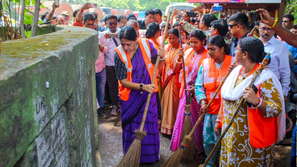 রাস্তায় নোংরা ফেললেই জরিমানা, ঝাড়ু হাতে সচেতনতার বার্তা মন্ত্রী অগ্নিমিত্রার