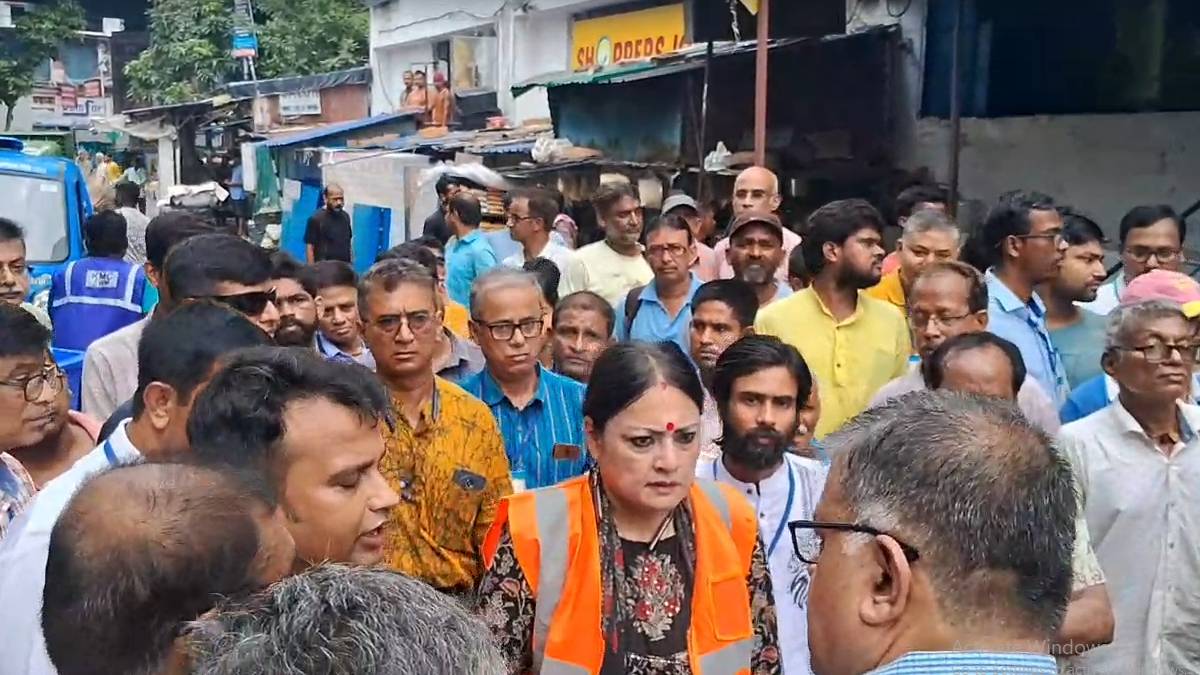 গড়িয়াহাট বাজার পরিদর্শনে পুরমন্ত্রী পরিচ্ছন্নতা ও দখলদারি নিয়ে কড়া বার্তা
