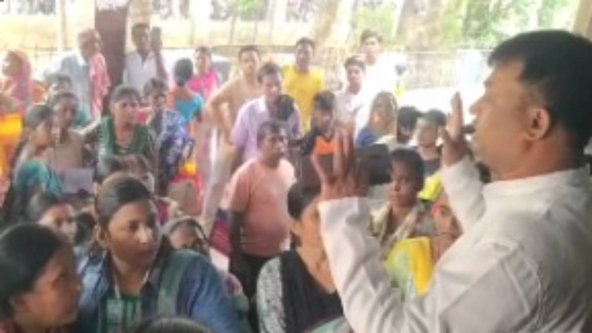 ঘণ্টার পর ঘণ্টা লাইন দিয়েও মিলল না অন্নপূর্ণা যোজনার ফর্ম, চরম ভোগান্তিতে কুলটিবাসী