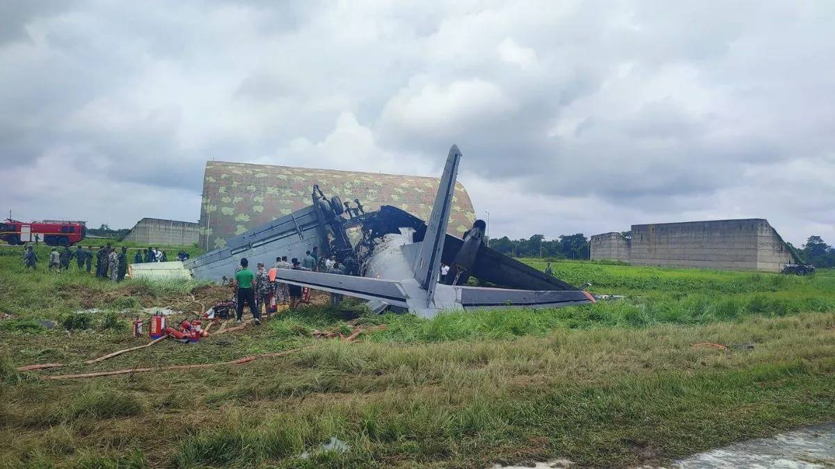 ল্যান্ডিংয়ের পরেই ভেঙে গেল বায়ুসেনার বিমান, আসামে বড়সড় দুর্ঘটনা