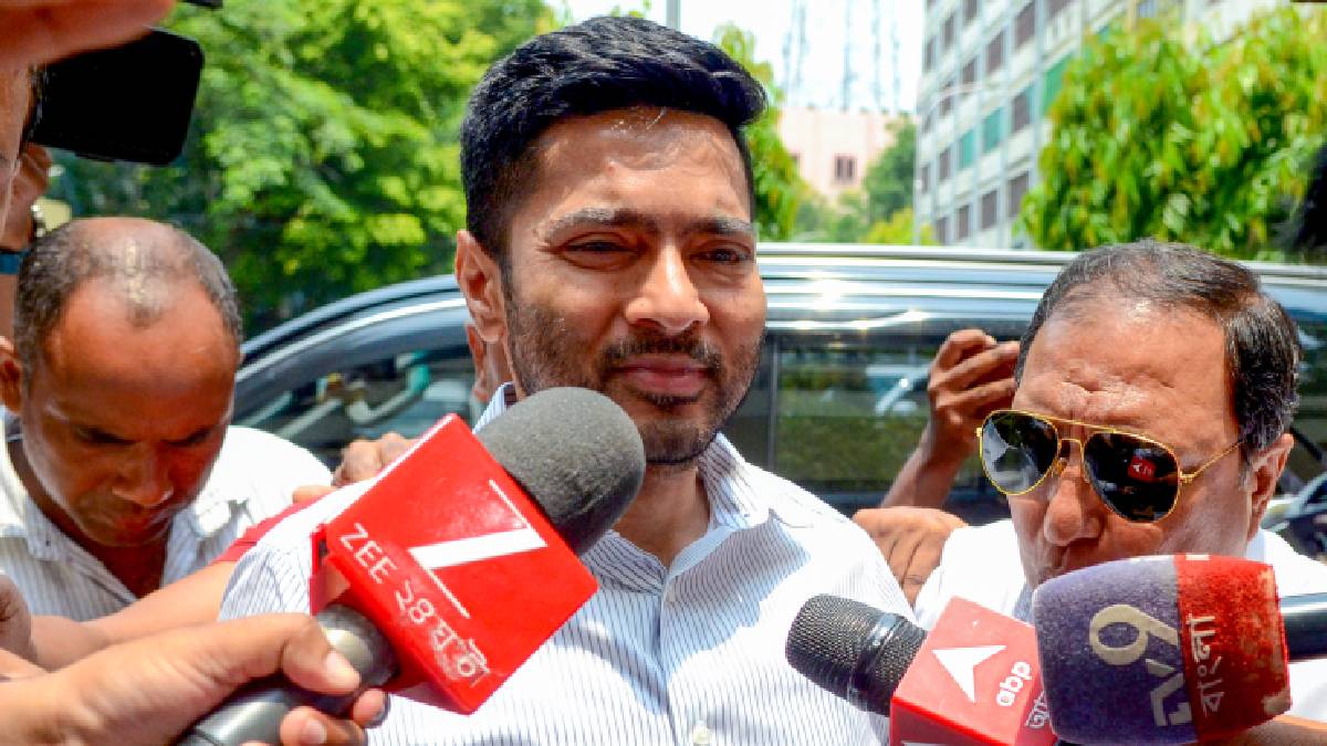 ঘুষের টাকা ভাগাভাগি নিয়ে দ্বন্দ্ব, তিন অভিযুক্তের ১৫ মিনিটের কথোপকথন, সিবিআইয়ের চার্জশিটের সূত্র ধরেই অভিষেককে জেরা ইডির
